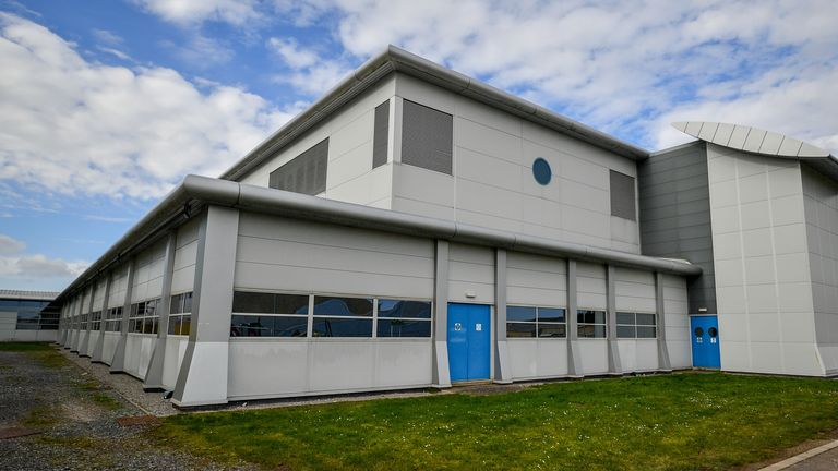 Zdjęcie z 25.02.21 r. przedstawiające budynek laboratorium Dstl w Porton Down w Salisbury, Wiltshire